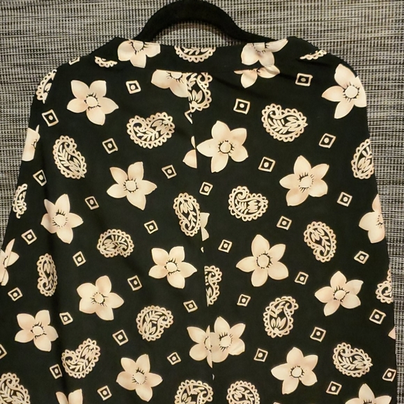 Intriguing BLACK/Cream Threads Floral Skirt 6. D - Picture 2 of 5